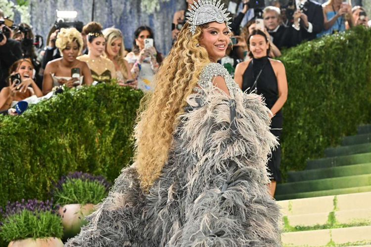 Penampilan Beyoncé Usai Absen 10 Tahun di Met Gala, Comeback Glamour Sang Ratu Fashion